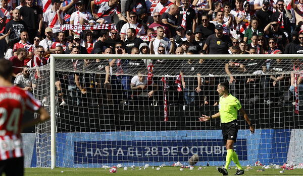 La Liga: Λαϊκά δικαστήρια με σαΐτες από τους οπαδούς και διακοπή! image