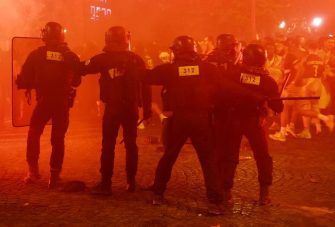 Χάος και επεισόδια στο Παρίσι μετά την πρόκριση της Γαλλίας (vids) thumb