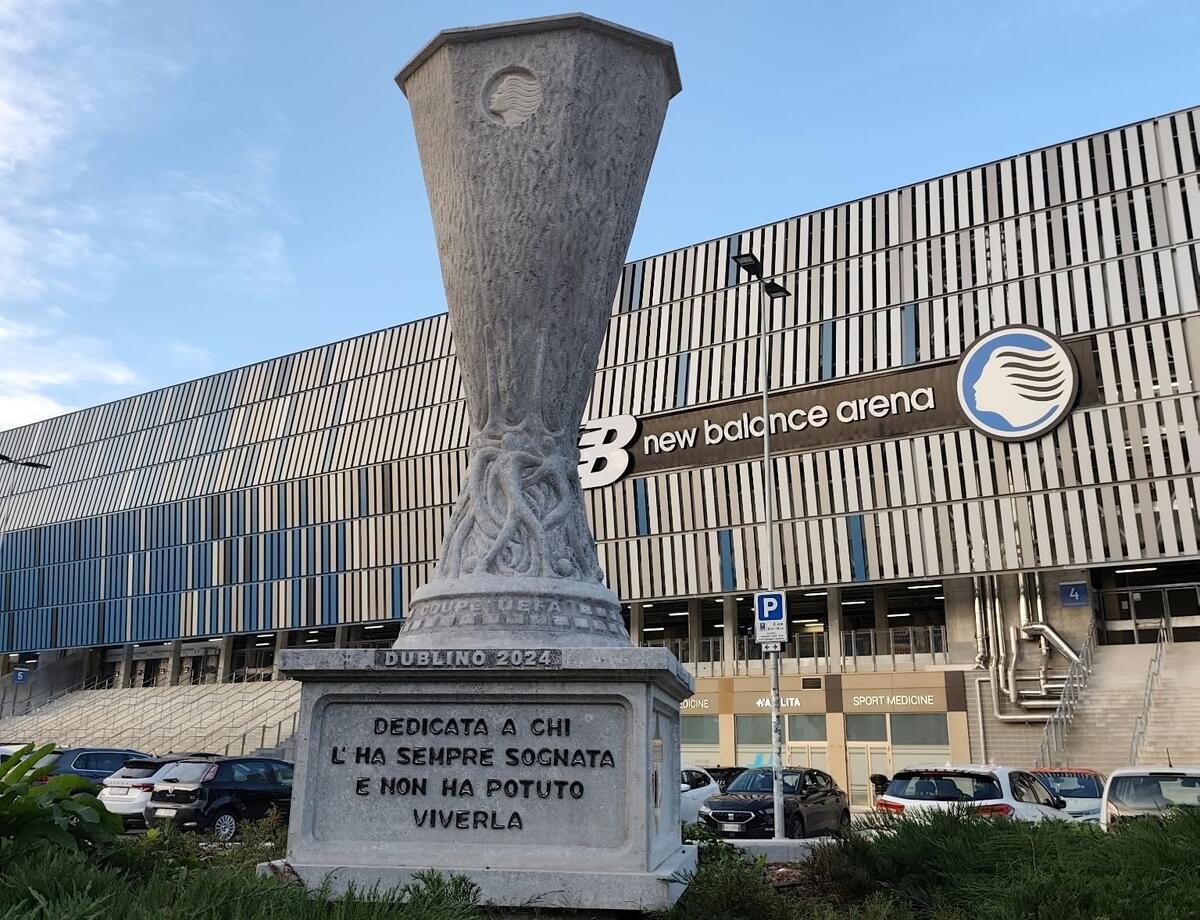 «Αφιερωμένο σε όσους το ονειρεύονταν»: Το συγκινητικό μήνυμα της Αταλάντα έξω από το γήπεδό της thumb