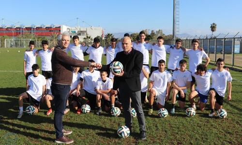 Μπάλες, φανέλες και εισιτήρια από την ΚΟΠ στα Αθλητικά Σχολεία thumb