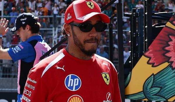 F1: Ο Χάμιλτον απαντά στα δημοσιεύματα που υπονομεύουν τη Ferrari image