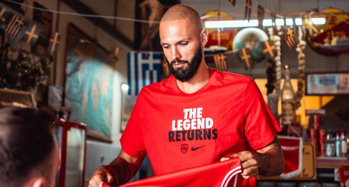 Τρέλα για τις νέες φανέλες του Ολυμπιακού: «Επεσε» το site από την επισκεψιμότητα thumb