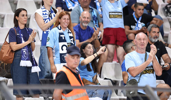 Φωτορεπορτάζ: Η «γαλάζια» κερκίδα image