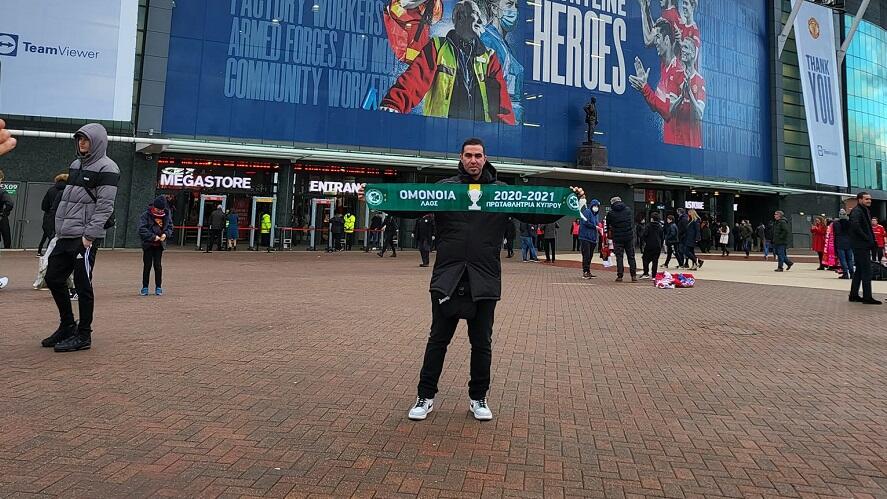 Με το κασκόλ της Ομόνοιας έξω από το Old Trafford thumb