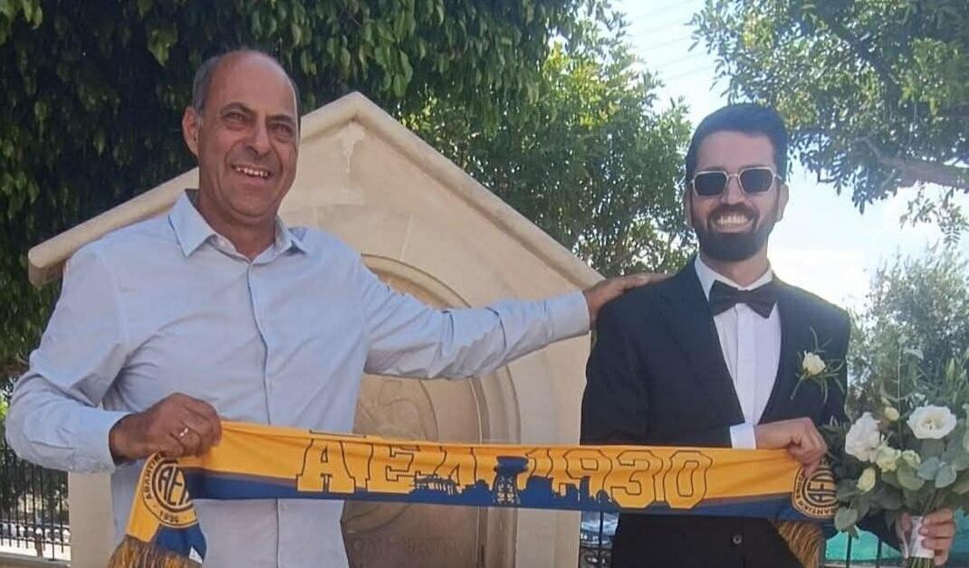 Γάμος για τον αρχηγό με κασκόλ της ΑΕΛ! thumb