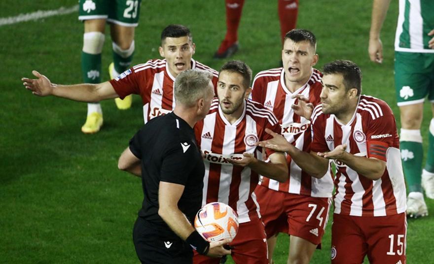 Αποθέωσαν την αποστολή φίλοι του Ολυμπιακού thumb