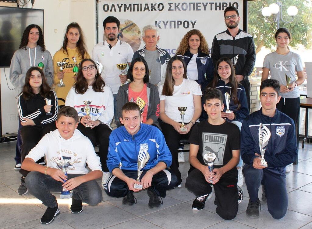 Ένας έφηβος και μια νεάνιδα  νικητές στο αεροβόλο πιστόλι thumb