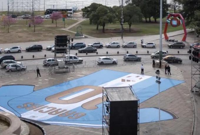 «Σε ευχαριστούμε αιώνια»: Τεράστια φανέλα του Μέσι στο Ροσάριο (vid) thumb