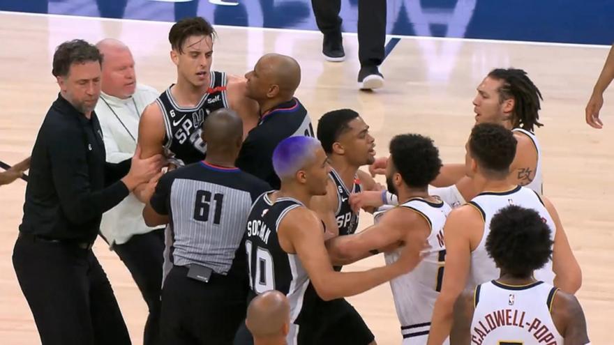 NBA: Ήρθαν στα χέρια και αποβλήθηκαν (ΒΙΝΤΕΟ) thumb