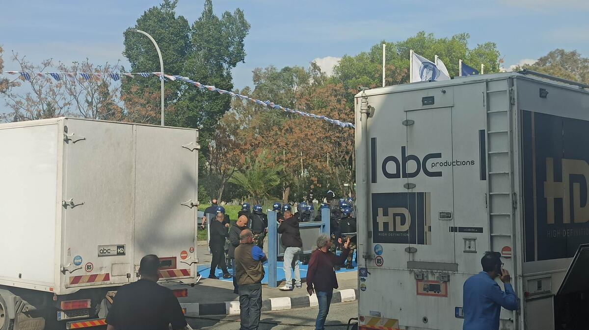 Επεισόδια έξω από το στάδιο «Ελευθερία» (ΦΩΤΟΣ) thumb