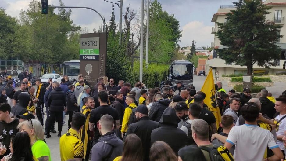 Χαμός έξω από το ξενοδοχείο της ΑΕΚ πριν το ντέρμπι! (Βίντεο) thumb