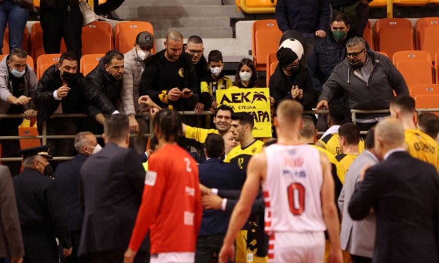 Επεισόδιο Μπαρτζώκα με οπαδούς της ΑΕΚ - Δυο προσαγωγές! thumb