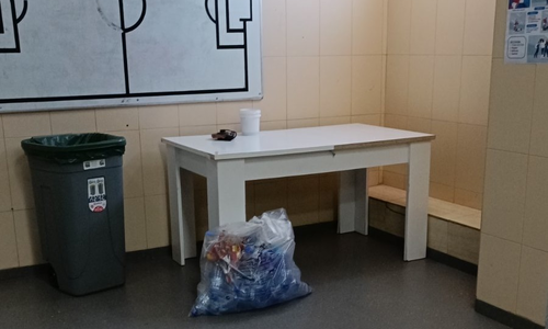 Μαθήματα πολιτισμού: Έκαναν... «γυαλί» τα αποδυτήρια! thumb