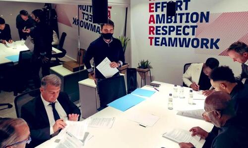 Ο Ομπαμεγιάνγκ υπογράφει το συμβόλαιό του στην Μπαρσελόνα (pics) thumb