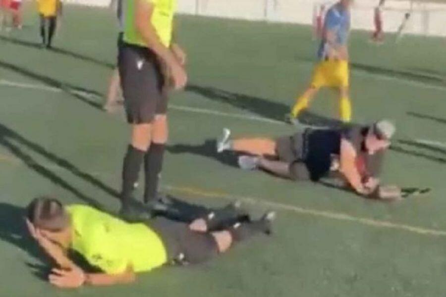 Βίντεο-ντροπή: Πατέρας κάνει ντου και κτυπά τον διαιτητή! thumb