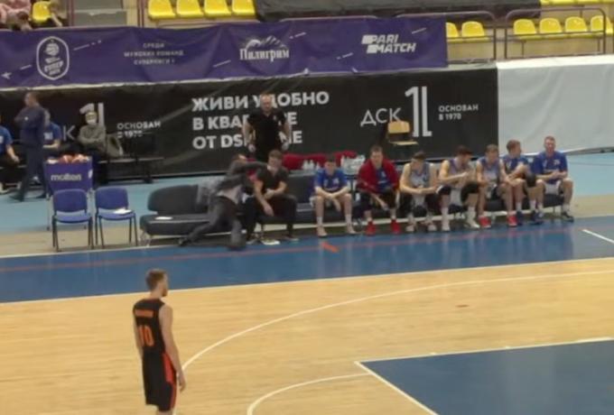 Φοβερά πράγματα στη Ρωσία: Βοηθός επιχείρησε να γρονθοκοπήσει τον προπονητή (vid) thumb