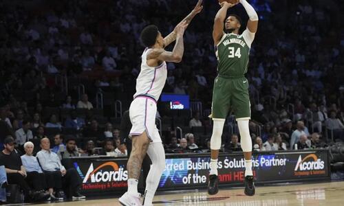 Δεύτερο σερί triple-double του Γιάννη, στη νίκη μέσα στο Μαϊάμι thumb
