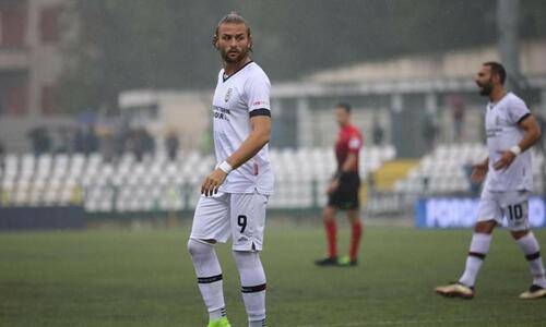 Προσποιήθηκε ότι δένει τα κορδόνια του και... έκανε την ανάγκη του στο γήπεδο thumb