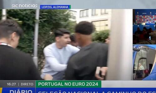 Euro: Δημοσιογράφος πλακώθηκε με νεαρούς σε ζωντανή τηλεοπτική μετάδοση (βίντεο) thumb