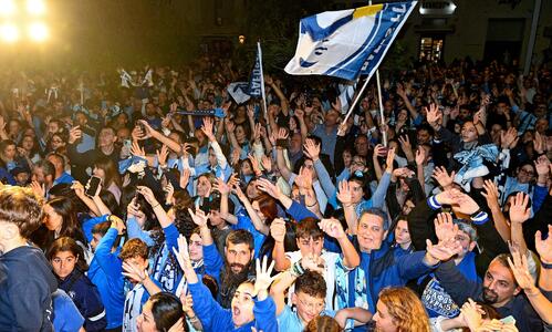 «Από το γήπεδο στους δρόμους, η Πάφος γιορτάζει — μια πόλη βαμμένη στα μπλε» thumb