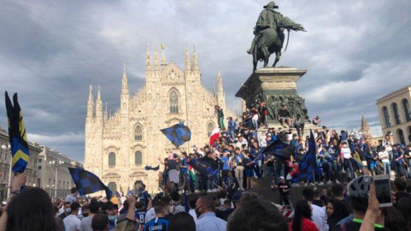 Ίντερ: «Τρέλα» από τους οπαδούς στην Piazza Duomo για το 19ο πρωτάθλημα (pics & vids) thumb