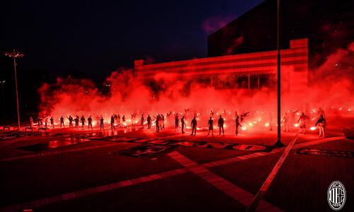 Μίλαν – Champions League: Αποθέωση και show με καπνογόνα έξω από τα γραφεία (vid) thumb