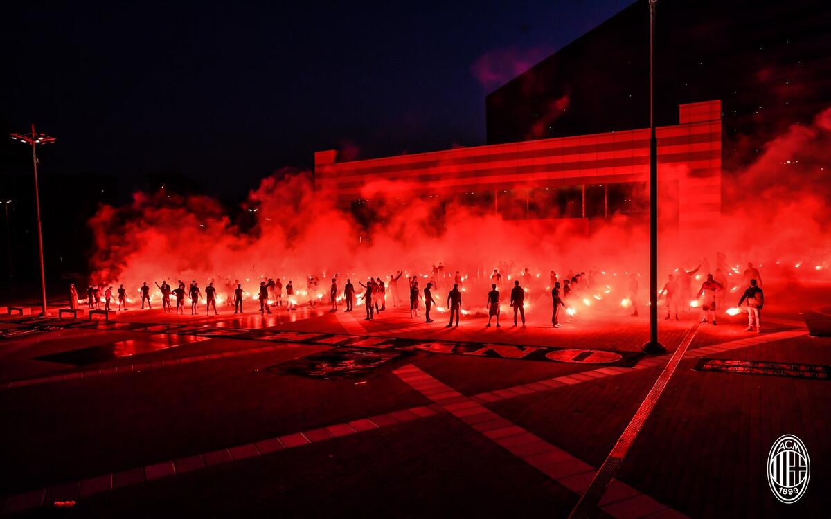 Μίλαν – Champions League: Αποθέωση και show με καπνογόνα έξω από τα γραφεία (vid) thumb