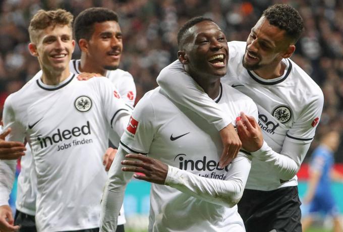 Έβγαλε ειδική φανέλα για τον τελικό Κυπέλλου η Άιντραχτ Φρανκφούρτης thumb
