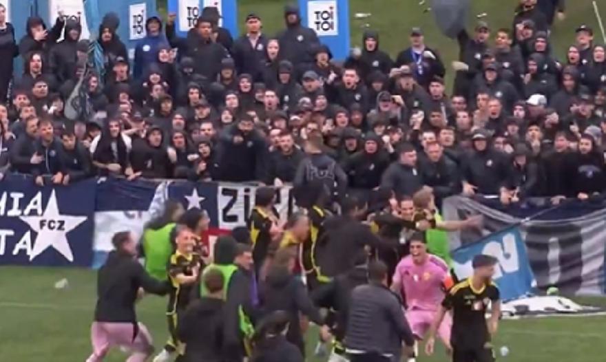 Χαμός: Σημείωσε νικητήριο πέναλτι και πανηγύρισε μπροστά στους οπαδούς της αντίπαλης ομάδας thumb