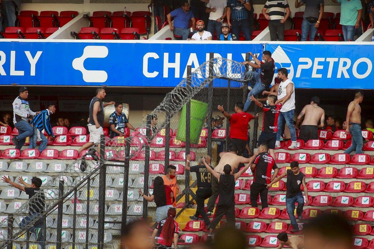 Επεισόδια στο Μεξικό: Μάχες σώμα με σώμα ανάμεσα σε οπαδούς (ΒΙΝΤΕΟ) thumb