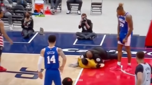NBA: Φίλαθλος μπήκε στο παρκέ για να πιάσει την μπασκέτα και συνελήφθη thumb