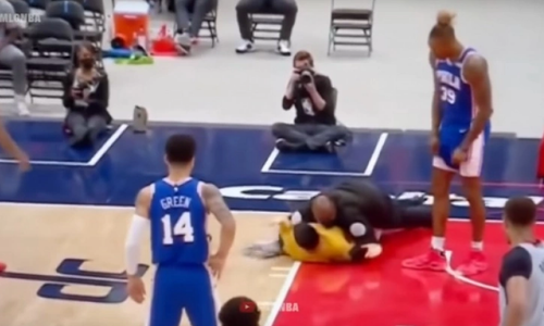 NBA: Φίλαθλος μπήκε στο παρκέ για να πιάσει την μπασκέτα και συνελήφθη thumb
