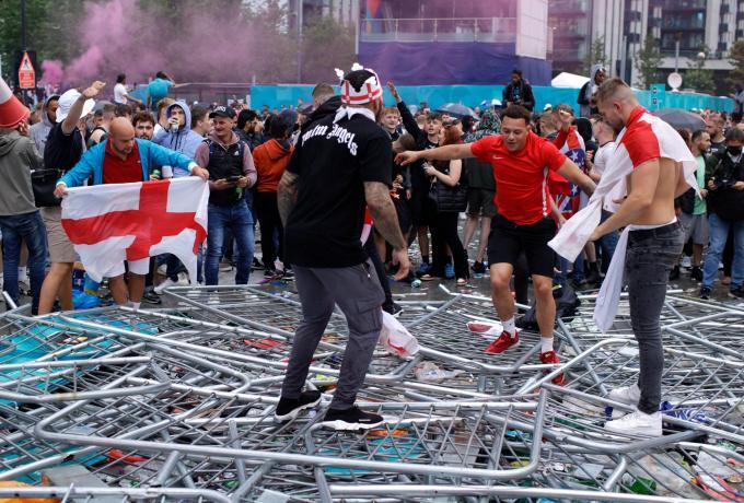 Ποινή κεκλεισμένων των θυρών στην Αγγλία για τα επεισόδια στον τελικό του Euro thumb