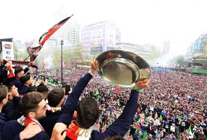 Περισσότεροι από 100.000 οπαδοί της Φέγερνοντ thumb