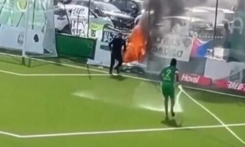 Προπονητής έγινε... πυροσβέστης και έσβησε φωτιά που ξέσπασε στο γήπεδο εν ώρα αγώνα (video) thumb
