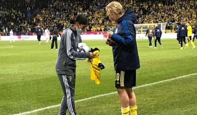 MVP της Σουηδίας 14χρονο ball girl - Ο ρόλος του στο 2-0 επί της Ελλάδας thumb