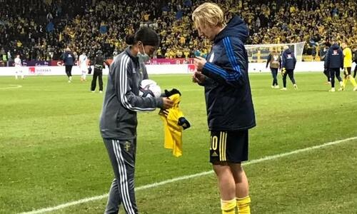 MVP της Σουηδίας 14χρονο ball girl - Ο ρόλος του στο 2-0 επί της Ελλάδας thumb
