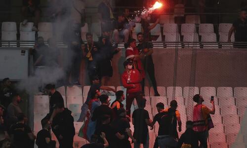 Άναψαν φωτοβολίδες και τις πέταξαν στους Γάλλους thumb