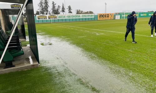 ΦΩΤΟΣ ST: Πολύ νερό στην Περιστερώνα, εξετάζει τον αγωνιστικό χώρο ο ρεφ! thumb