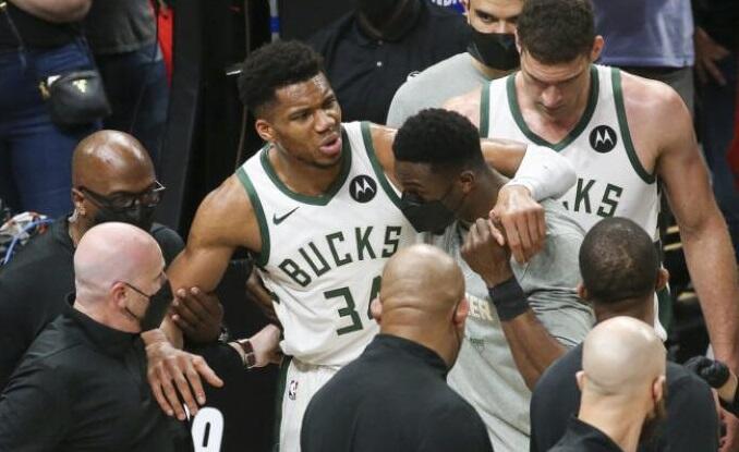 Χάνει και το Game 6 με τους Χοκς ο Γιάννης thumb