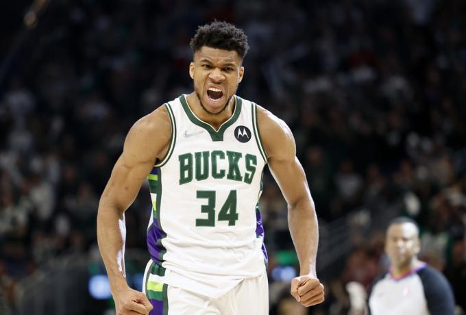 Με... διπλό Γιάννη οι Μπακς άλωσαν την Φιλαδέλφεια σε ματσάρα-θρίλερ thumb