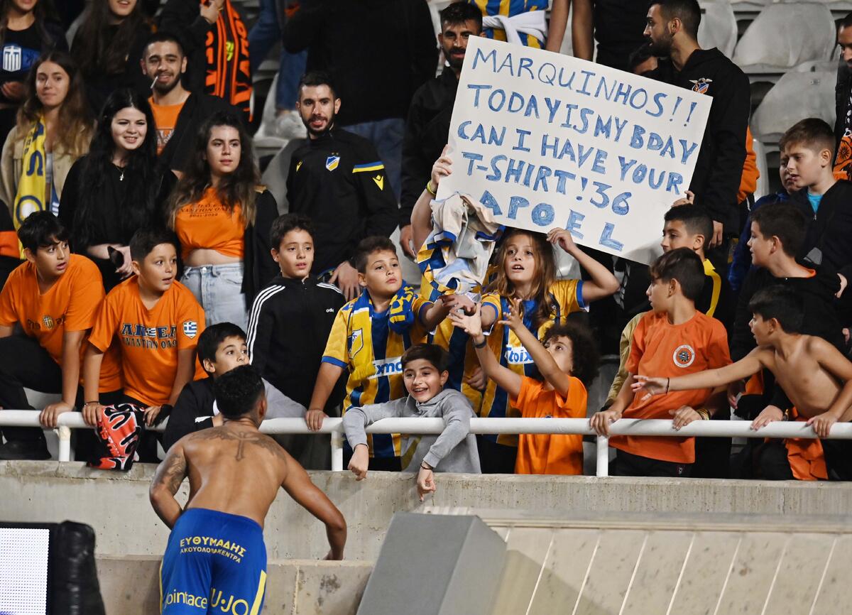 Η πιο όμορφη στιγμή: Ο Μαρκίνιος έκανε το δώρο στo μικρό φίλο του ΑΠΟΕΛ! thumb