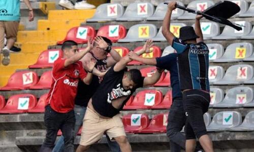 Χαμός μεταξύ χούλιγκαν στο Μεξικό και αστυνομικός μιλούσε στο τηλέφωνο! (vid) thumb