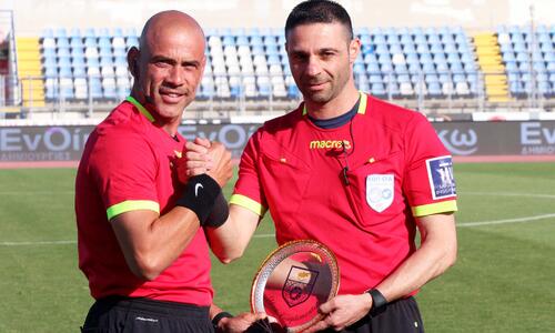 Τιμήθηκε πριν σφυρίξει για τελευταία φορά thumb
