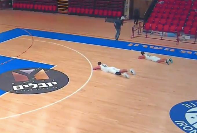 Πύραυλος εν ώρα αγώνα στο Ισραήλ, έπεσαν στο παρκέ οι παίκτες! (vid) thumb