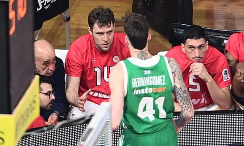 Ο Χουάντσο πήγε στον πάγκο του Ολυμπιακού για να δει την κατάσταση του Βεζένκοφ thumb