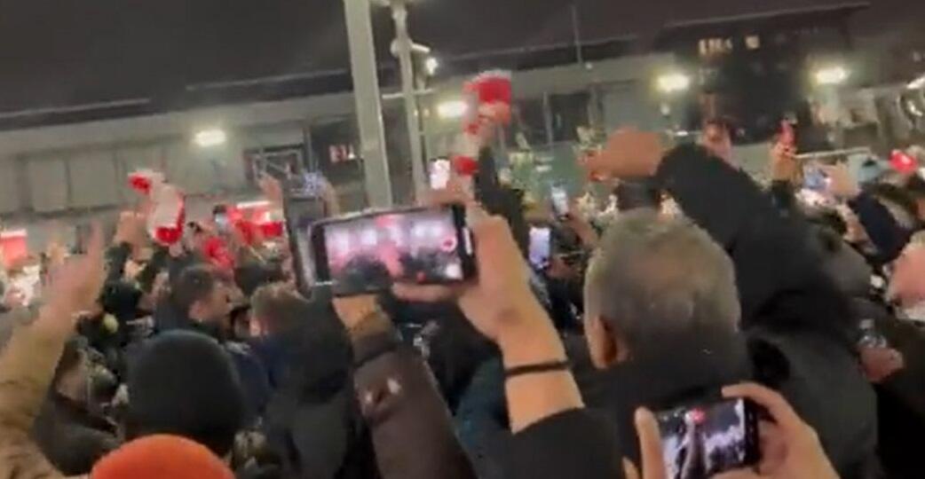 Πάρτι οπαδών της Λίβερπουλ έξω από το «Έμιρεϊτς»! (video) thumb