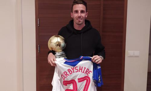 Έκκληση από Matt Derbyshire με χρυσή μπάλα και φανέλα Blackburn! thumb