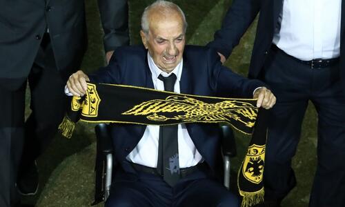 Συγκλονιστική στιγμή: Ο ζωντανός θρύλος της ΑΕΚ, μπήκε στο γήπεδο και αποθεώθηκε! thumb