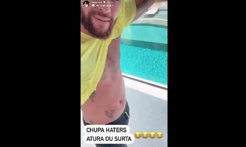 Τα «έχωσε» με άσεμνες χειρονομίες στους haters ο Νεϊμάρ! (Βίντεο) thumb